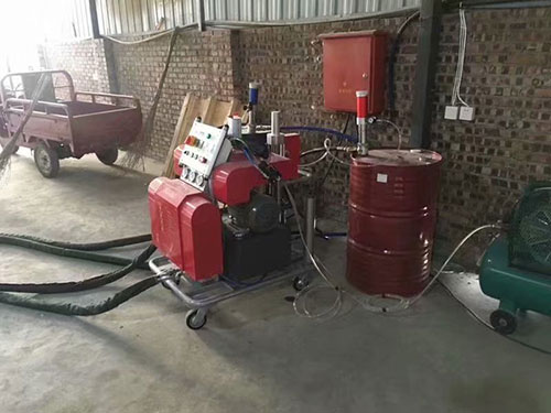 立式儲罐防腐防滲聚脲噴涂施工(圖1) 防腐聚脲噴涂設(shè)備施工案例